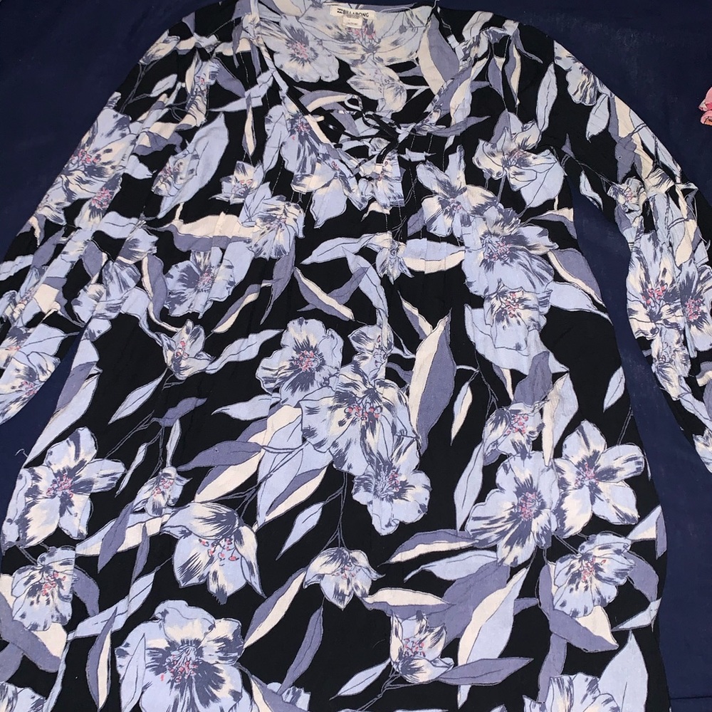 Billabong dress with small tie at the front